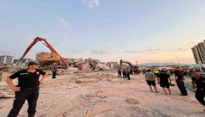 Kahramanmaraşta bina yıkımı sırasında iş makinası operatörü göçük altında kaldı