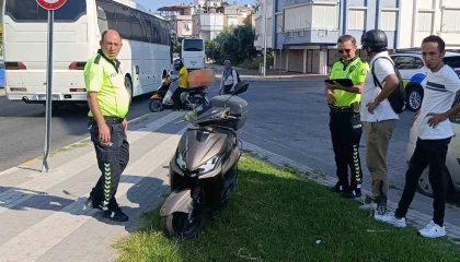Kaldırımdaki trafik levhasına çarpan motorlu bisikletin sürücü yaralandı