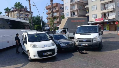 Kamyonet ile otomobil çarpıştı: 1 yaralı