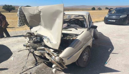 Kamyonet ile otomobil çarpıştı: 2 yaralı