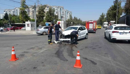 Kamyonet ile otomobil kavşakta çarpıştı: 1 yaralı