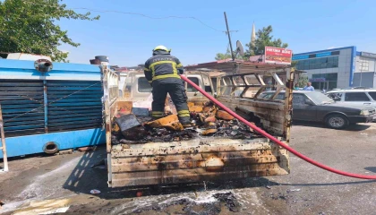 Kamyonetin kasasında çıkan yangın söndürüldü