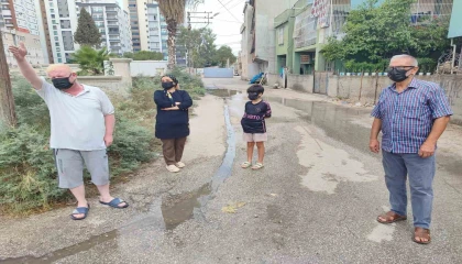 Kanalizasyon taştı, vatandaş sokağa maskesiz çıkamaz hale geldi