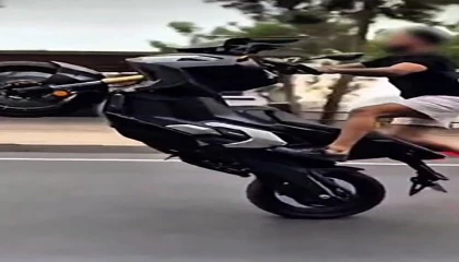 Kasksız ve akrobatik hareketler yapan motosiklet sürücüsüne ceza yağdı