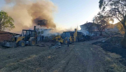 Kaynak makinesinden çıkan yangında ev, araç ve ahır yandı, 3 buzağı telef oldu