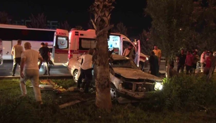 Kazada hurdaya dönen araçta çocukları sıkışan babanın çaresizliği