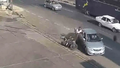 Kazada motosiklet sürücüsü çarpıştığı otomobilin kapısına tutunup sonra yere düştü