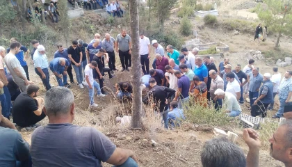 Kazada ölen 2 çocuk annesi gözyaşlarıyla toprağa verildi
