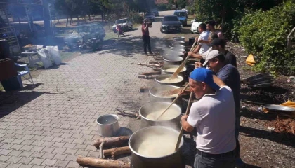 Kazanlar imece usulü keşkek ve aşure şöleni için kaynadı