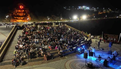 Kirazlıderede cuma akşamları müzik ziyafeti yaşanıyor