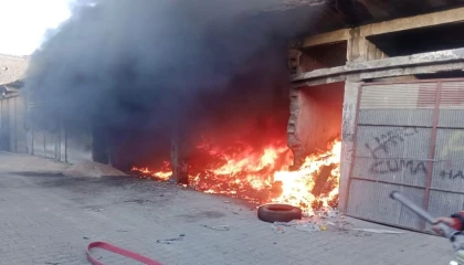 Kırıkhanda iş yeri alevlere teslim oldu