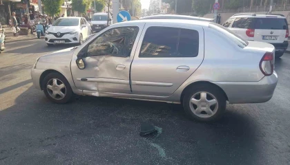 Kırmızı ışık ihlali yaptı otomobille çarpıştı: 1 yaralı