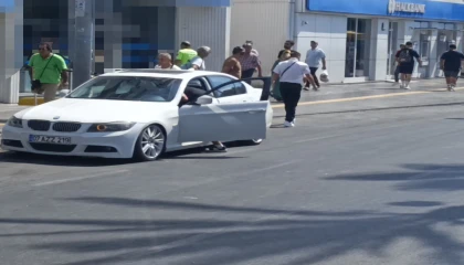 Kırmızı ışıkta bekleyen sürücünün önünü kesip saldırdılar, o anlar güvenlik kamerasına yansıdı