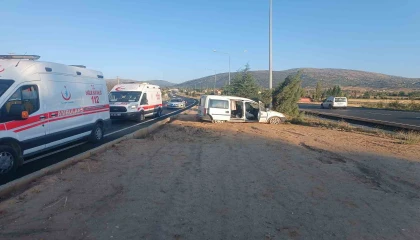 Kontrolden çıkan hafif ticari araç direğe çarptı: 5 yaralı