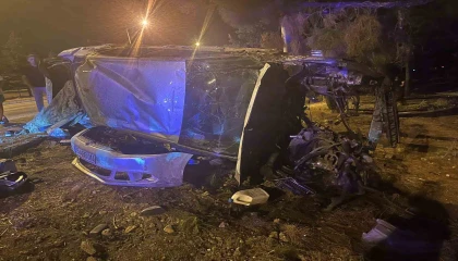 Kontrolden çıkan otomobil taklalar atıp ağaca çarptı, hurdaya dönen araçta 4 kişi yaralandı