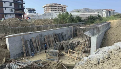 Köprü inşaatında düşen işçi ağır yaralandı