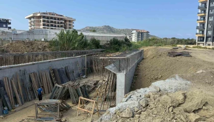 Köprü inşaatında düşen işçi tedavi gördüğü hastanede hayatını kaybetti