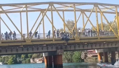 Köprüye çıkan şahsı Özel Güvenlik görevlileri vazgeçirdi