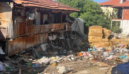Kötü kokunun kaynağı ortaya çıkınca mahalleli şaşkına döndü