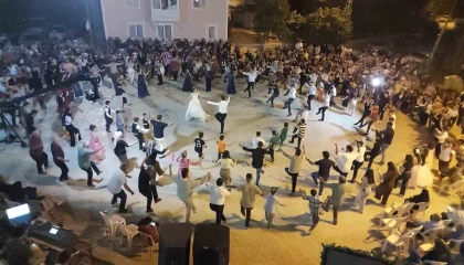 Köy meydanı halk oyunu sahnesine dönüştü: Köylüler Zeybek ve Teke Zortlatması oynadı