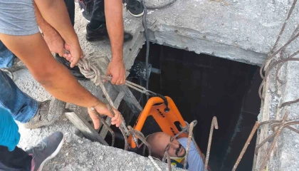Kuyuda mahsur kalan yaralı çalışanı itfaiye ekipleri kurtardı
