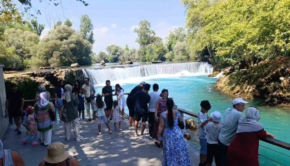 Manavgat Şelalesinde düşen su seviyesi ziyaretçileri şaşkına çevirdi