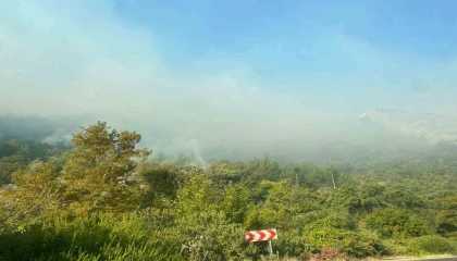 Mersin Anamurdaki orman yangını sürüyor, ekipler havadan ve karadan müdahale ediyor