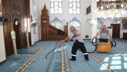 Mersinde ibadethaneler temizleniyor, halılar yıkanıp dezenfekte ediliyor