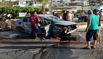 Mersinde iki ayrı kaza: Birinde otomobil savruldu, diğerinde sıkışan sürücü kurtarıldı
