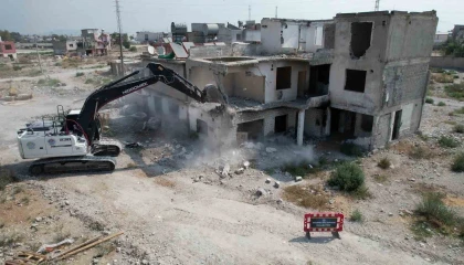 Mersinde terk edilmiş 3 katlı bina yıkıldı