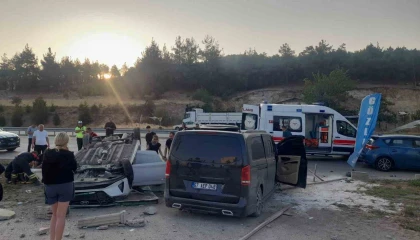 Midibüs ile çarpışan otomobil takla attı: 6 yaralı