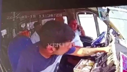 Minibüste kapkaç: Araç kırmızı ışıkta durunca paraları alıp kaçtı