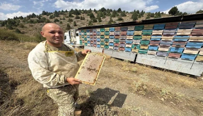 Mobil tır ile bal üretiyor kovanları indirmeden Toros Dağlarını karış karış geziyor