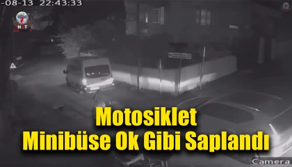 Motosikletin, minibüse ok gibi saplandığı kaza kamerada