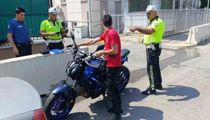 Motosikletle akrobatik hareketler yapıp sosyal medyasından paylaştı, ceza üstüne ceza yedi