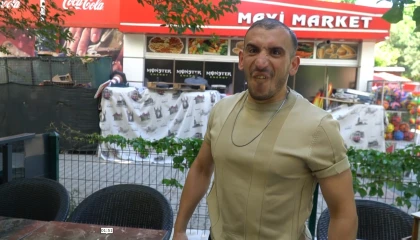 Müşterilerini kapıda havlayarak karşılayan garson, ilgi odağı oldu