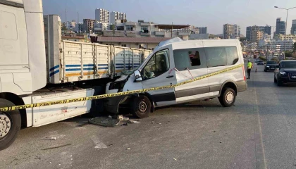 Öğrencileri Mersine tatile getiren minibüs kaza yaptı: 2 ölü, 10 yaralı