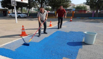 Öğretmenlerden okula renkli dokunuş