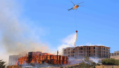 Orman Bölge Müdürlüğüne ait lojman küle döndü, çatısı yanan binaya ise müdahale sürüyor