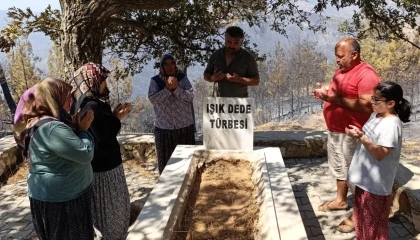 Orman yangınında mezarlık yandı, alevler Işık Dedenin kabrinde durdu