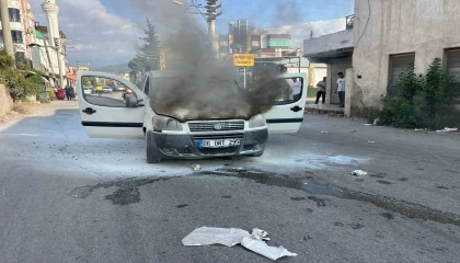 Osmaniyede hafif ticari araç alev alev yandı