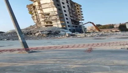 Osmaniyede orta hasarlı bina tek dokunuşta yıkıldı