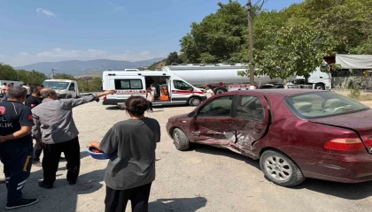 Osmaniyede otomobillerin çarpıştığı kazada 3 kişi yaralandı