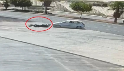 Otomobil ile çarpışan motosikletlinin metrelerce sürüklendiği kaza kamerada