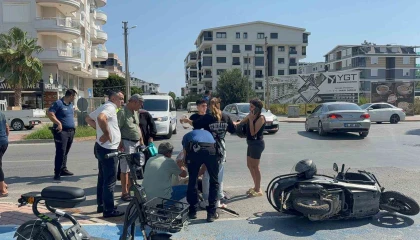 Otomobil ile motosiklet çarpıştı, yaralıya yoldan geçen doktor müdahale etti