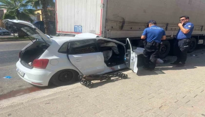 Otomobil, park halindeki tıra çarptı: 4 yaralı