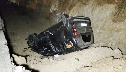 Otomobile çarpan hafif ticari araç kanala uçtu: 3 yaralı