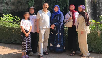 Otomobiliyle evine dönmek isteyen aileye dehşeti yaşattılar