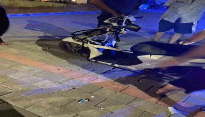 Otomobille motosiklet çarpıştı: 1 yaralı