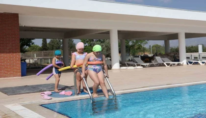 Özel bireyler yüzme kurslarıyla dolu dolu bir yaz geçiriyor